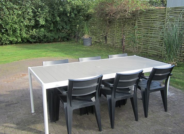 Duyngolf 71 vakantiehuis in Hollum Ameland met moderne houten gevel en grote ramen.