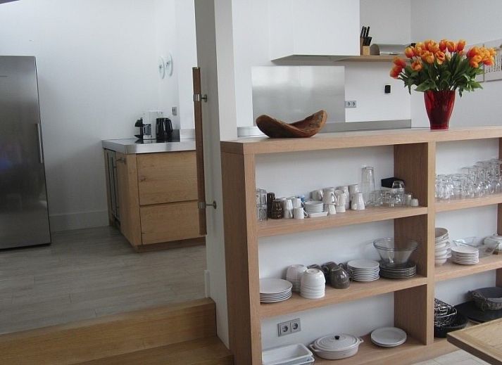 Groene tuin bij Duyngolf 71, vakantiehuis in Hollum Ameland, omringd door weelderige begroeiing.