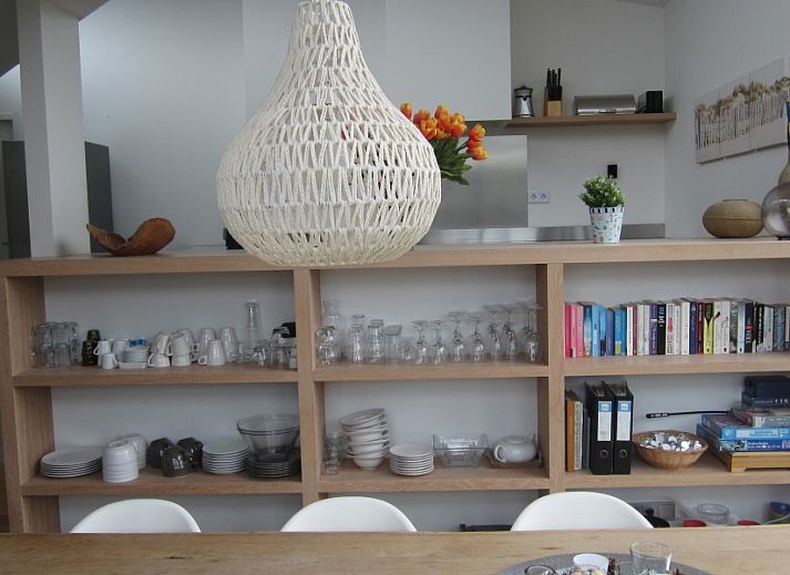 Groene tuin bij Duyngolf 71, vakantiehuis in Hollum Ameland, omringd door weelderige begroeiing.