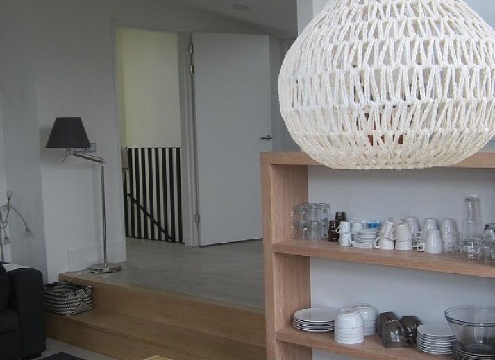 Groene tuin bij Duyngolf 71, vakantiehuis in Hollum Ameland, omringd door weelderige begroeiing.