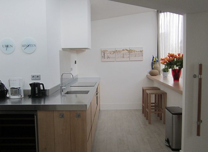 Groene tuin bij Duyngolf 71, vakantiehuis in Hollum Ameland, omringd door weelderige begroeiing.