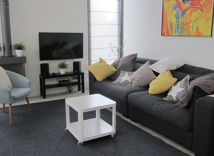 Buiten eetgedeelte van Duyngolf 71 vakantiehuis in Hollum Ameland met ruime tafel en stoelen.