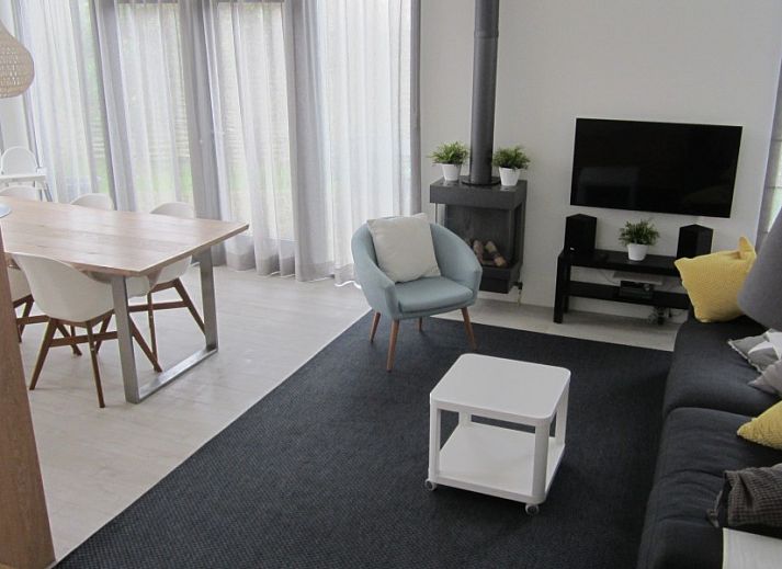 Buiten eetgedeelte van Duyngolf 71 vakantiehuis in Hollum Ameland met ruime tafel en stoelen.