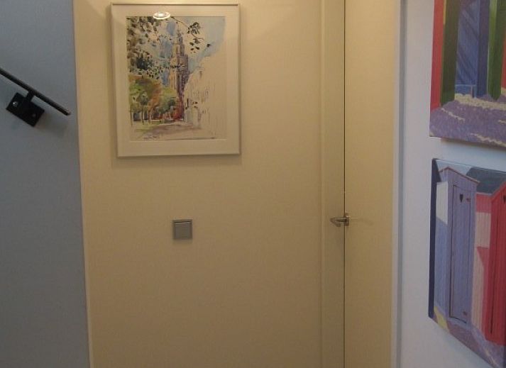 Buiten eetgedeelte van Duyngolf 71 vakantiehuis in Hollum Ameland met ruime tafel en stoelen.