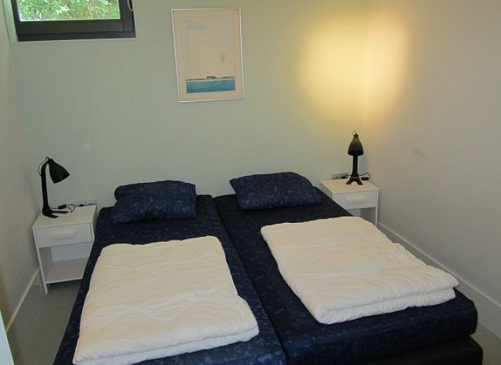 Buiten eetgedeelte van Duyngolf 71 vakantiehuis in Hollum Ameland met ruime tafel en stoelen.