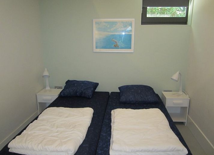 Zonnig terras bij Duyngolf 71 vakantiehuis in Hollum Ameland, met uitzicht op de tuin.