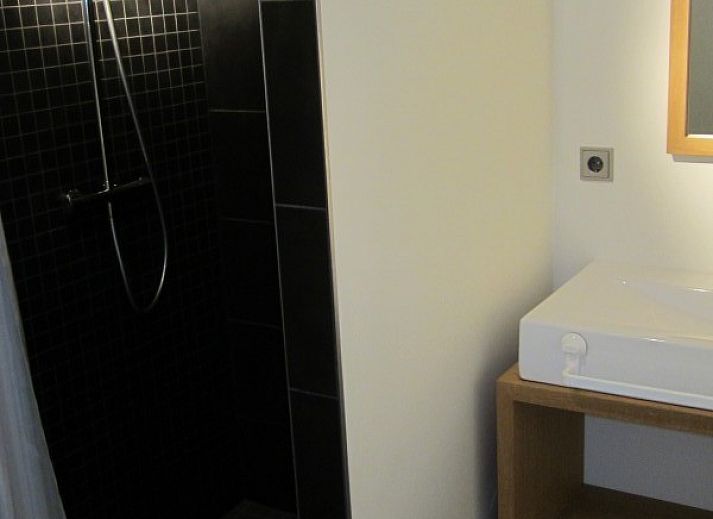 Zonnig terras bij Duyngolf 71 vakantiehuis in Hollum Ameland, met uitzicht op de tuin.