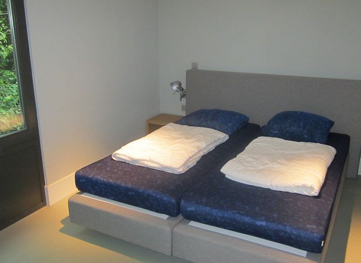 Zonnig terras bij Duyngolf 71 vakantiehuis in Hollum Ameland, met uitzicht op de tuin.