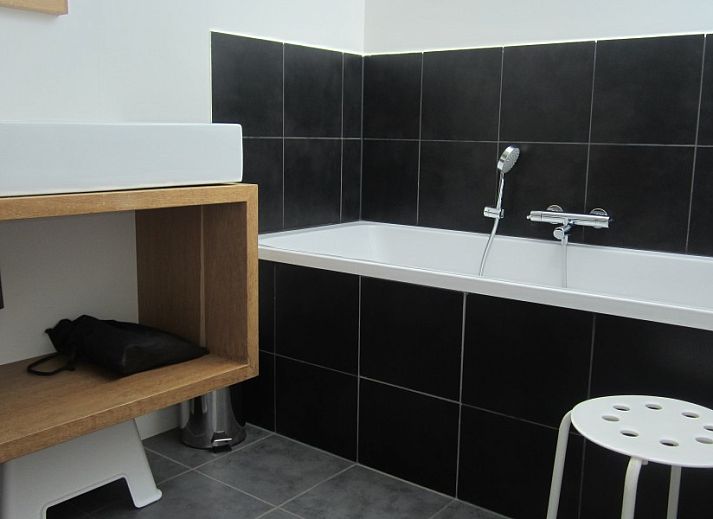 Zonnig terras bij Duyngolf 71 vakantiehuis in Hollum Ameland, met uitzicht op de tuin.