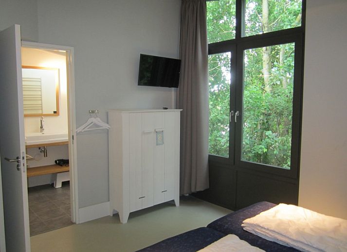 Zonnig terras bij Duyngolf 71 vakantiehuis in Hollum Ameland, met uitzicht op de tuin.