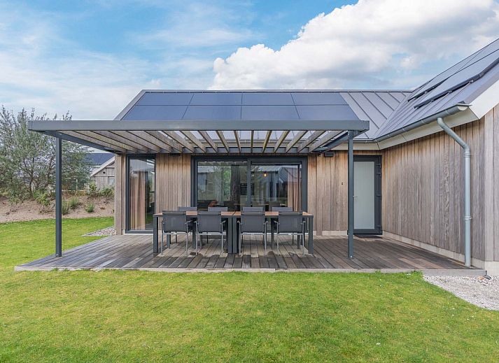 Freistehendes Haus in Hollum, Ameland, mit Holzfassade und moderner Architektur, ideales Urlaubsdomizil auf den Watteninseln.