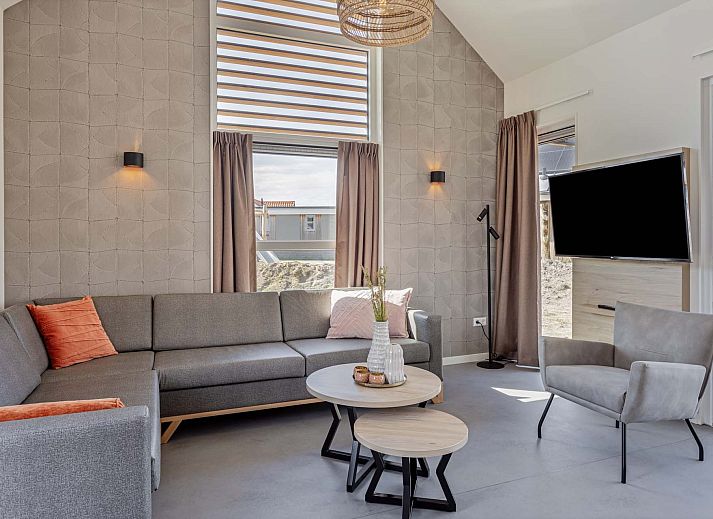 Terrasse mit Vordach in Einfamilienhaus in Hollum, Ameland, Ferienhaus inmitten der Natur auf den Watteninseln.