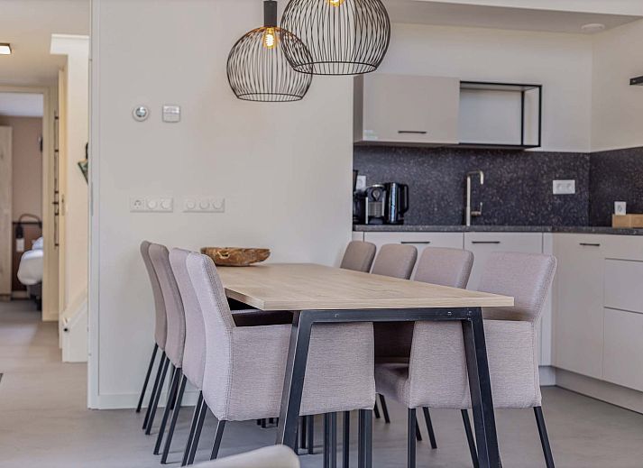 Terrasse mit Vordach in Einfamilienhaus in Hollum, Ameland, Ferienhaus inmitten der Natur auf den Watteninseln.