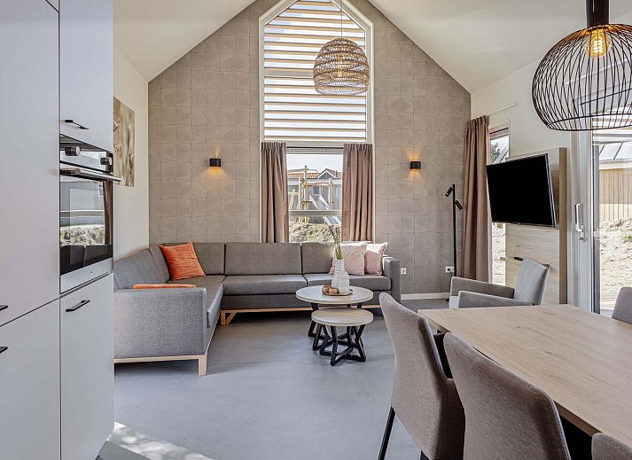 Auenbereich des freistehenden Hauses in Hollum, Ameland, mit Terrasse und Sitzgelegenheiten, perfektes Ferienhaus auf den Watteninseln.