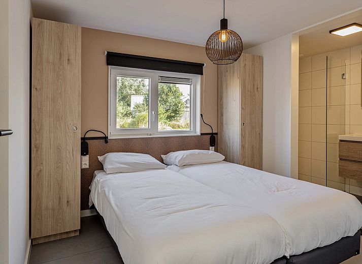 Auenbereich des freistehenden Hauses in Hollum, Ameland, mit Terrasse und Sitzgelegenheiten, perfektes Ferienhaus auf den Watteninseln.