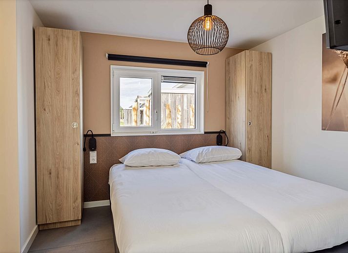 Veranda mit Esstisch im Einfamilienhaus in Hollum, Ameland, Ferienhaus fr Mahlzeiten im Freien auf den Watteninseln.