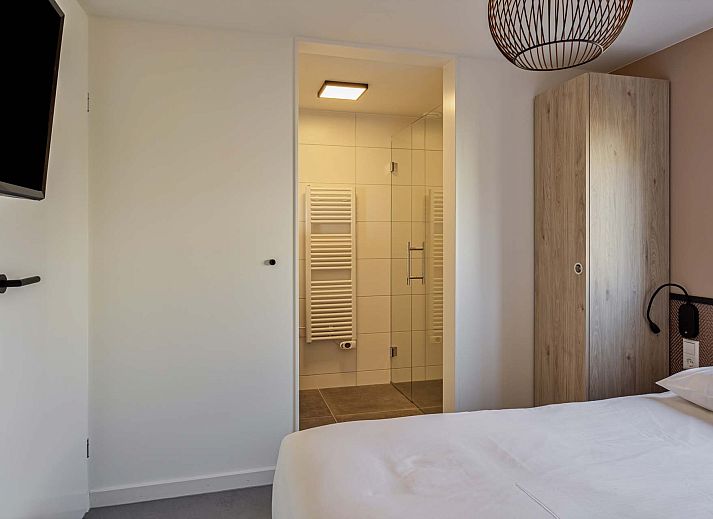 Veranda mit Esstisch im Einfamilienhaus in Hollum, Ameland, Ferienhaus fr Mahlzeiten im Freien auf den Watteninseln.