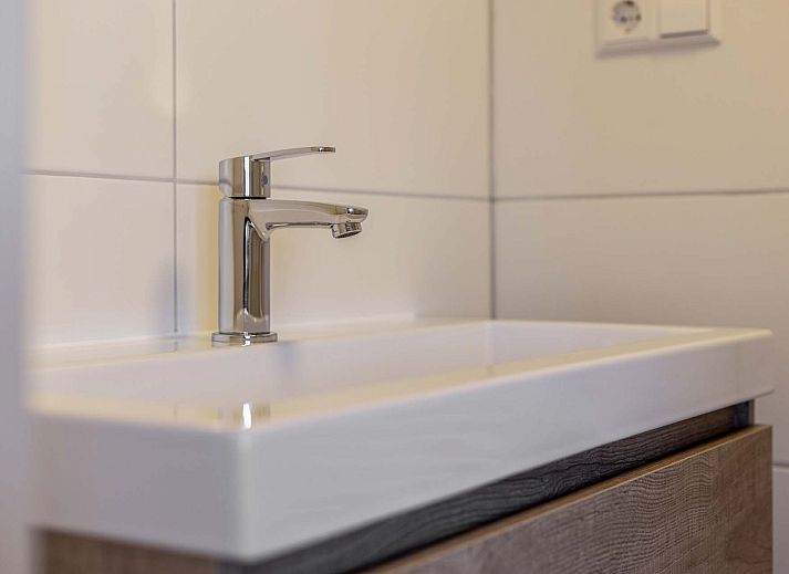 Moderne Kche in freistehendem Haus in Hollum, Ameland, Ferienhaus mit Luxusausstattung auf den Watteninseln.