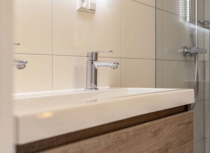 Moderne Kche in freistehendem Haus in Hollum, Ameland, Ferienhaus mit Luxusausstattung auf den Watteninseln.