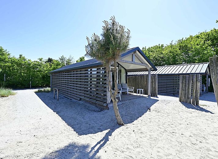 Freistehendes Haus in Hollum auf Ameland, ein charmantes Ferienhaus mit Veranda und Blick auf die Natur des Wattenmeeres.