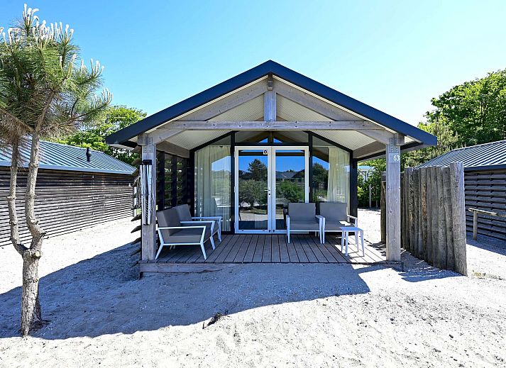 Freistehendes Haus in Hollum auf Ameland, ein charmantes Ferienhaus mit Veranda und Blick auf die Natur des Wattenmeeres.