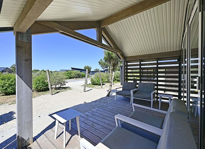 Freistehendes Haus in Hollum auf Ameland, ein charmantes Ferienhaus mit Veranda und Blick auf die Natur des Wattenmeeres.