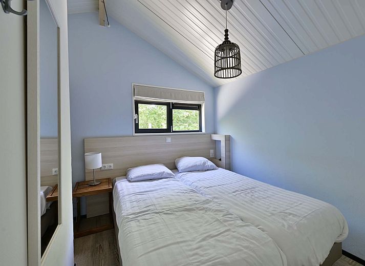 Vorderseite eines freistehenden Hauses in Hollum, Ameland, mit bequemen Sitzgelegenheiten und Blick auf die Waddeninseln.