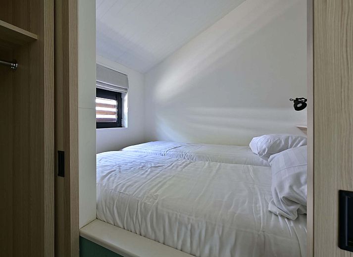 Vorderseite eines freistehenden Hauses in Hollum, Ameland, mit bequemen Sitzgelegenheiten und Blick auf die Waddeninseln.