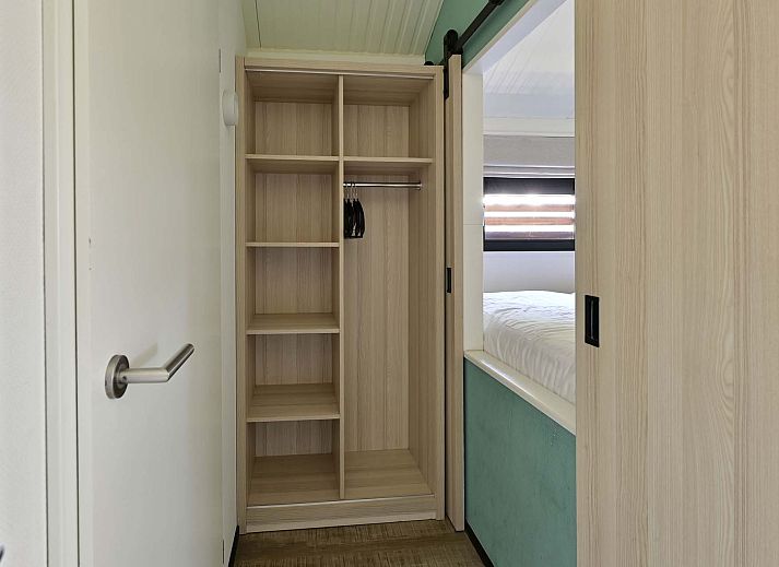 Einladende Veranda des freistehenden Hauses in Hollum, Ameland, mit Blick auf die schne Landschaft.