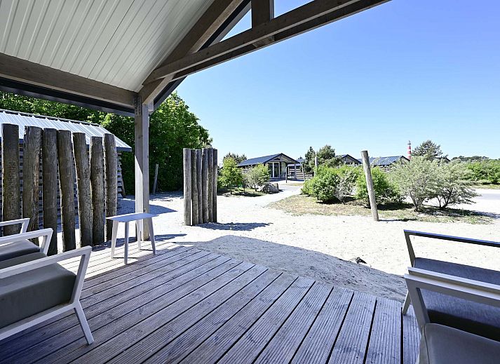 Einladende Veranda des freistehenden Hauses in Hollum, Ameland, mit Blick auf die schne Landschaft.