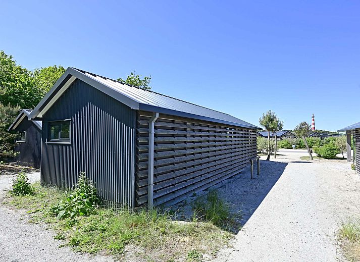 Einladende Veranda des freistehenden Hauses in Hollum, Ameland, mit Blick auf die schne Landschaft.