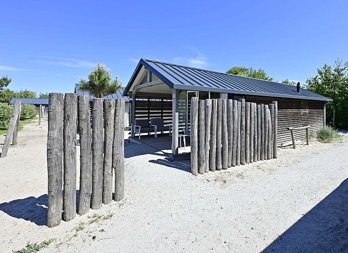 Modernes Interieur des Einfamilienhauses in Hollum, Ameland, mit einem hellen und luftigen Wohnzimmer.