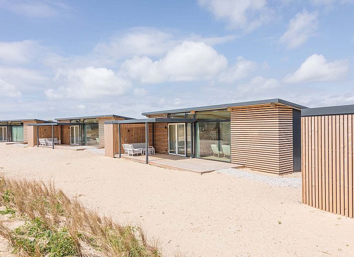 Helles Wohnzimmer in einem freistehenden Haus in Hollum, Ameland mit Blick auf die Veranda und die Natur.