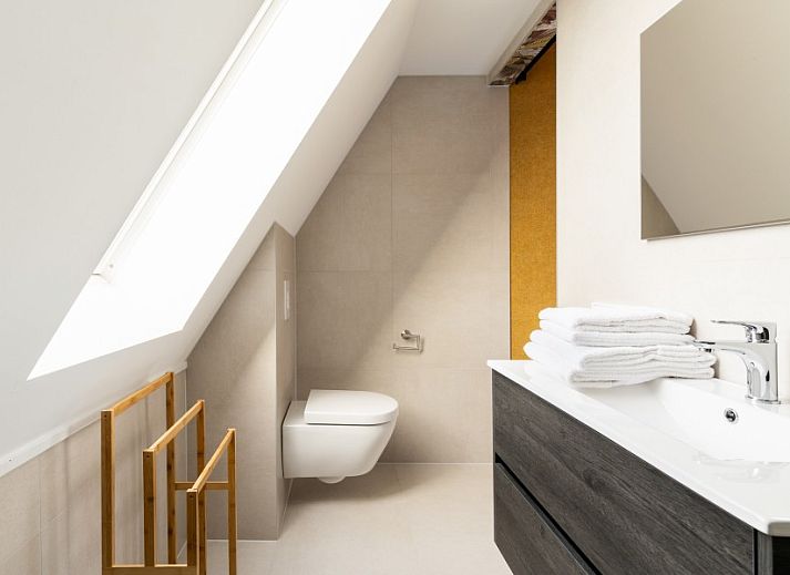 Bedroom with ensuite bathroom in Breeze 2, Hollum, Ameland, ideal for a relaxing stay on the Wadden Islands.