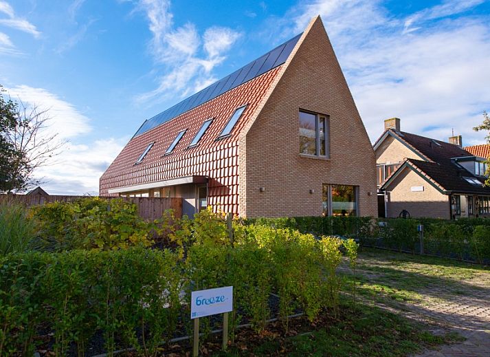 Bright room in Breeze 2, Hollum, Ameland bed and breakfast, equipped with modern facilities and a large window.
