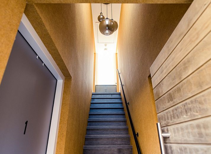 Bright room in Breeze 2, Hollum, Ameland bed and breakfast, equipped with modern facilities and a large window.