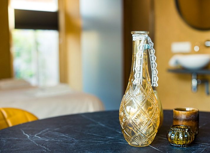 Komfortables Schlafzimmer in der Wohnung Breeze 1, Hollum, Ameland mit moderner Einrichtung und Blick auf die Natur.