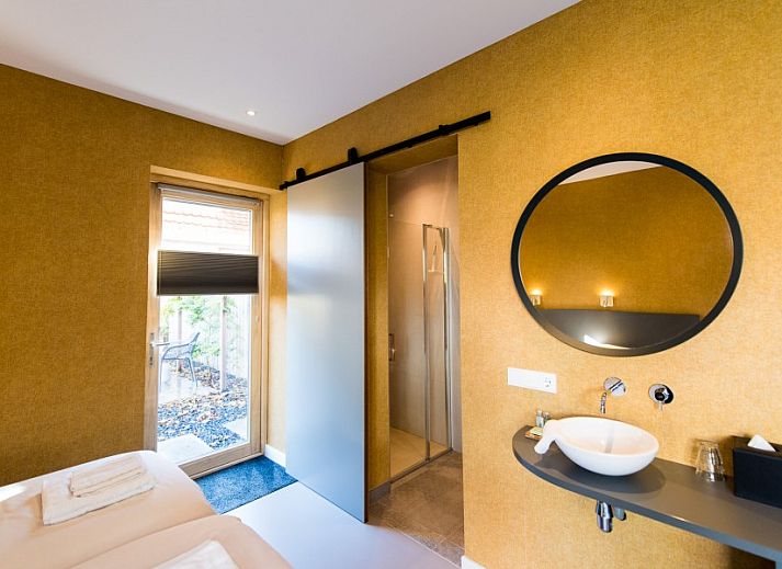 Stilvolle Essecke in der Wohnung Breeze 1, Hollum, Ameland mit moderner Einrichtung und gemuetlicher Atmosphaere.