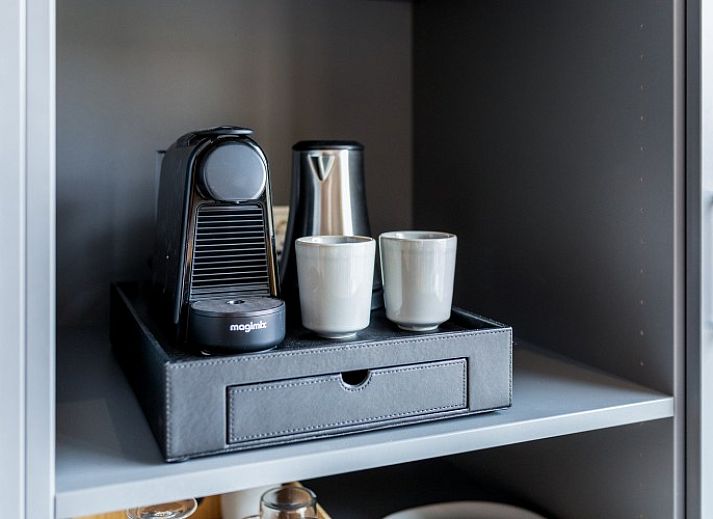 Stilvolle Essecke in der Wohnung Breeze 1, Hollum, Ameland mit moderner Einrichtung und gemuetlicher Atmosphaere.