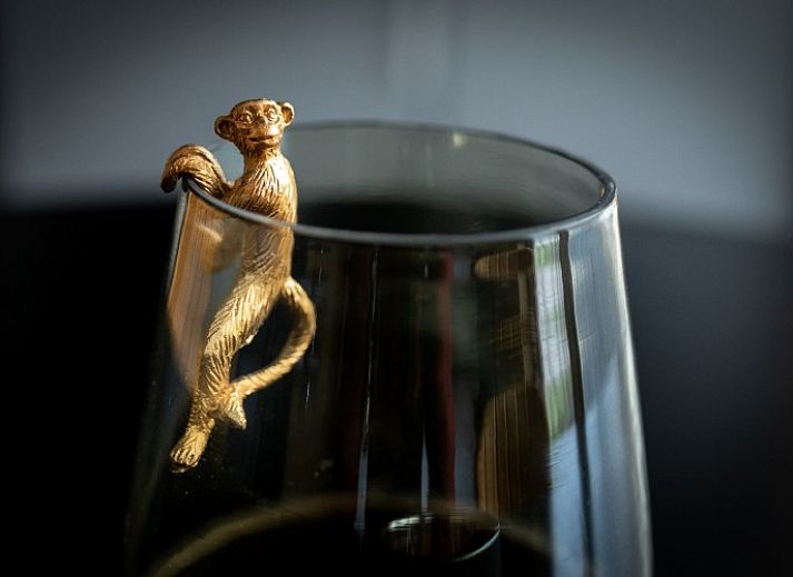 Stilvolle Essecke in der Wohnung Breeze 1, Hollum, Ameland mit moderner Einrichtung und gemuetlicher Atmosphaere.