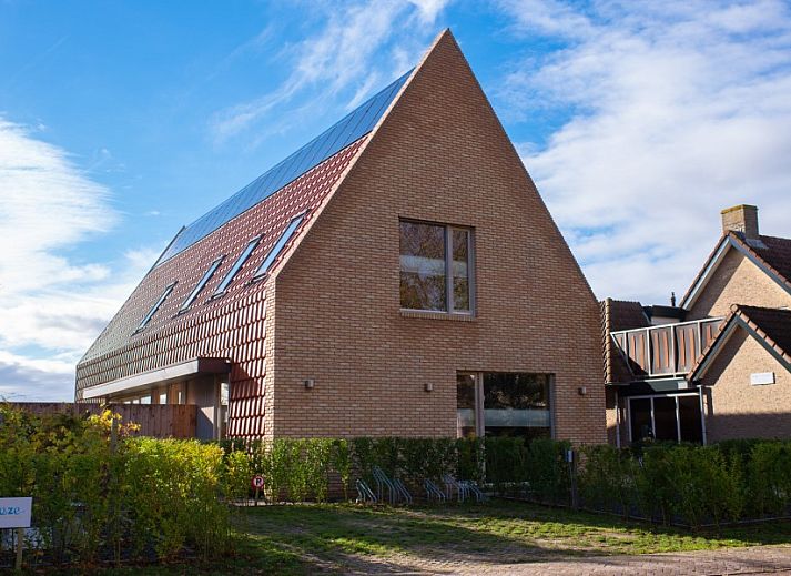 Stilvolle Essecke in der Wohnung Breeze 1, Hollum, Ameland mit moderner Einrichtung und gemuetlicher Atmosphaere.