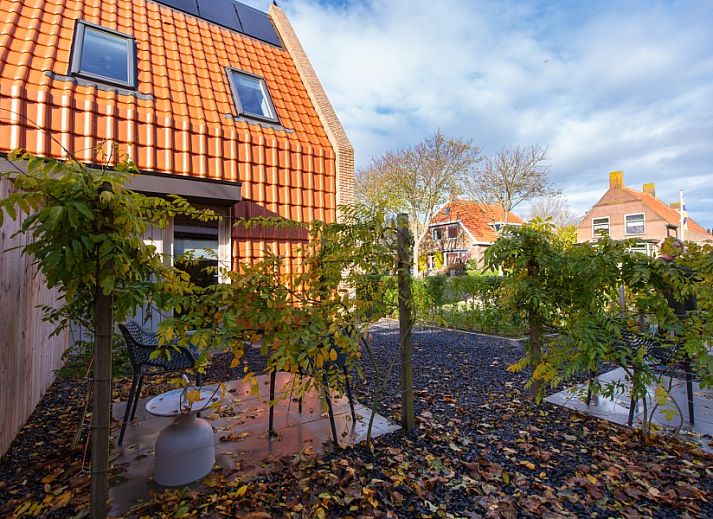 Stilvolle Essecke in der Wohnung Breeze 1, Hollum, Ameland mit moderner Einrichtung und gemuetlicher Atmosphaere.