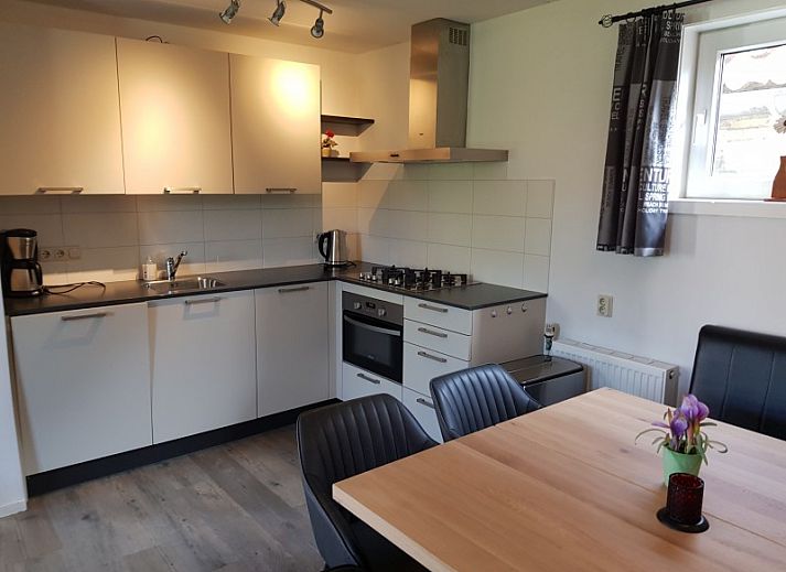 Ferienhaus Piggelmee in Hollum, Ameland mit grossem Garten und Blick auf die Kirche.