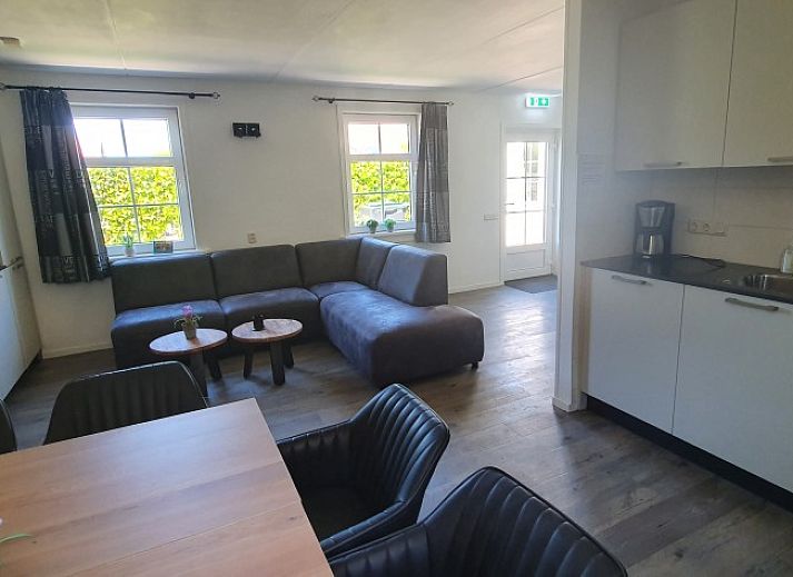 Ferienhaus Piggelmee in Hollum, Ameland mit grossem Garten und Blick auf die Kirche.