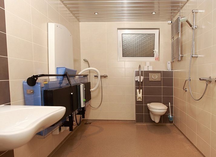 Ferienhaus Piggelmee in Hollum, Ameland mit grossem Garten und Blick auf die Kirche.