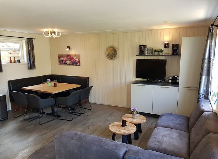 Moderne Kueche im Ferienhaus Piggelmee, Hollum, Ameland, mit Essecke und Geraeten.