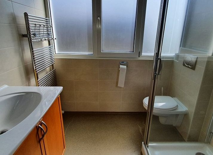 Moderne Kueche im Ferienhaus Piggelmee, Hollum, Ameland, mit Essecke und Geraeten.