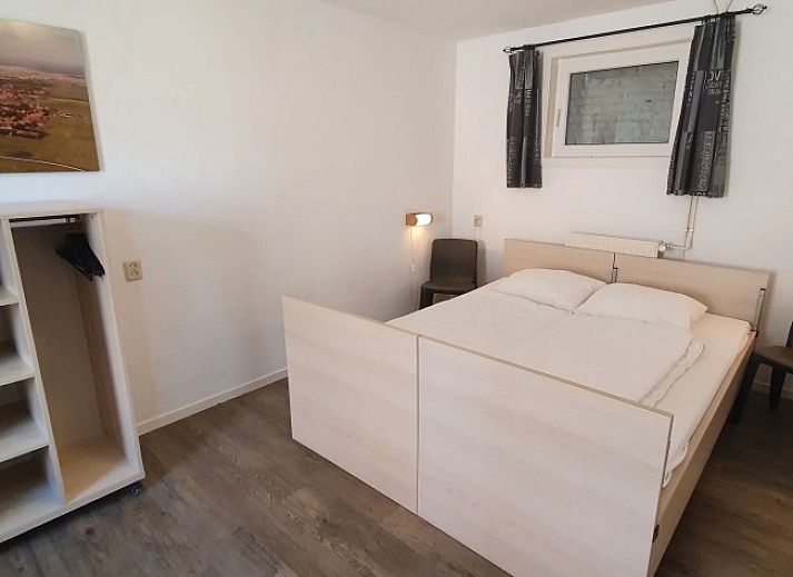 Moderne Kueche im Ferienhaus Piggelmee, Hollum, Ameland, mit Essecke und Geraeten.