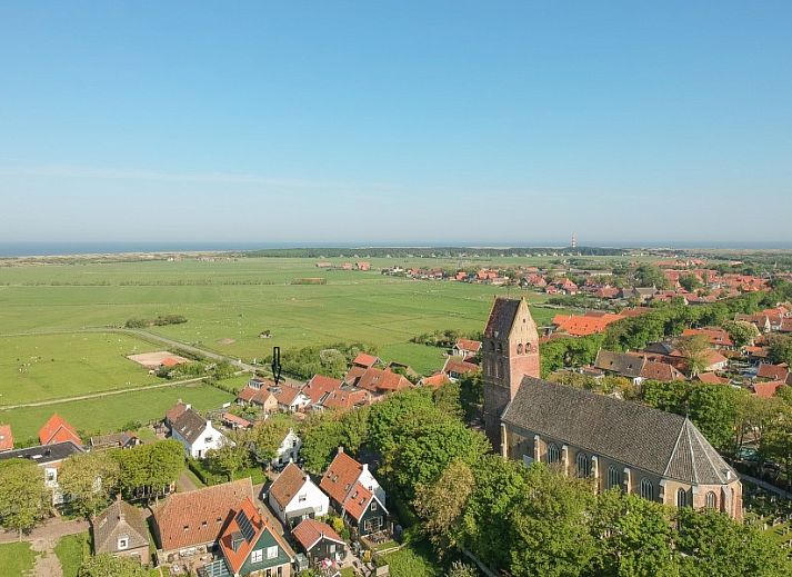 Moderne Kueche im Ferienhaus Piggelmee, Hollum, Ameland, mit Essecke und Geraeten.