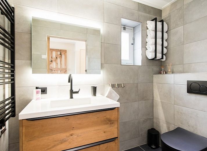 Gemuetliches Wohnzimmer von Daalders slice flat in Hollum, Ameland mit heller und moderner Einrichtung.